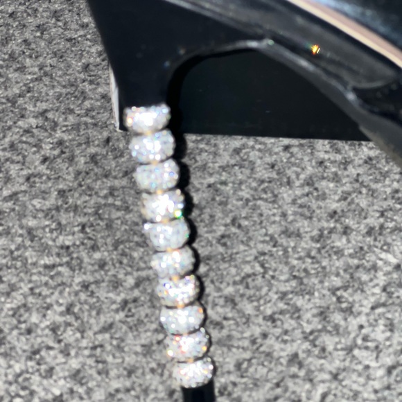 Fashion Nova clear pumps classy & elegant, heel is made of rings of rhinestones. - Picture 11 of 12
